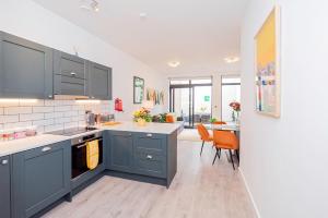 Gorgeous Two-Bedroom Two-Bathrooms Flat Near Acton Main Line Station