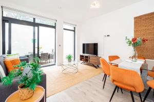 Gorgeous Two-Bedroom Two-Bathrooms Flat Near Acton Main Line Station