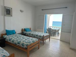 Pied dans lEau à Sousse méditerranéen