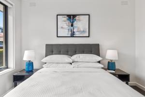 Cosy 1-Bed Balcony Unit in Quiet Street by Shops