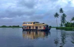 Grand Villa Houseboat