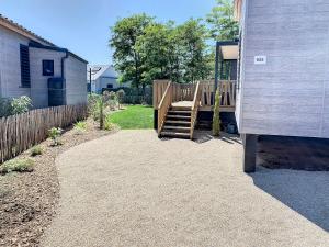 Chalets Chalet Jullouville - 6 pers. - Piscine chauffee - Terrasse privative - Proche plage et commerces - FR-1-361-470 : photos des chambres