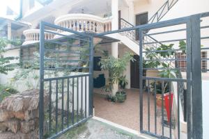 RedDoorz @ The Central Inn Boracay Island