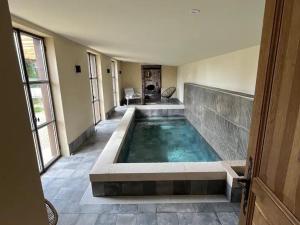 Maisons de vacances Gite de charme avec spa, piscine interieure et jardin clos pres de Chinon - FR-1-381-553 : photos des chambres