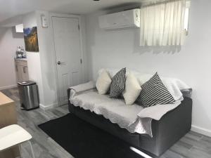 25-30 mins to Times Sq!