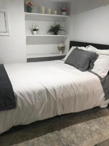 25-30 mins to Times Sq!