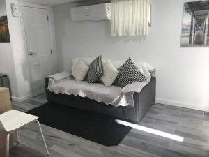 25-30 mins to Times Sq!