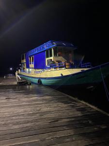 Shankara Orangutan Kelotok Cabin Houseboat