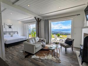 Autumn Lane B&B, Farmhouse Elegance & Stunning Lakeviews