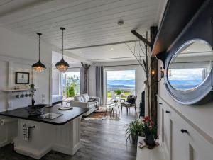 Autumn Lane B&B, Farmhouse Elegance & Stunning Lakeviews