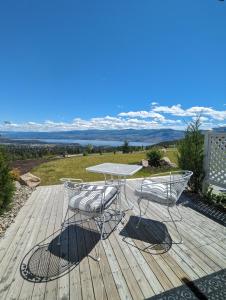 Autumn Lane B&B, Farmhouse Elegance & Stunning Lakeviews