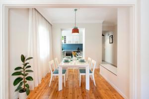 Unique Sunny Post Modern Apartment