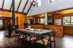 Gorgeous 3 bedroom raked ceiling cabin on the hill