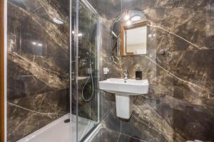 Seabreeze apartment by SF HOMES - meters away from the beach & pools