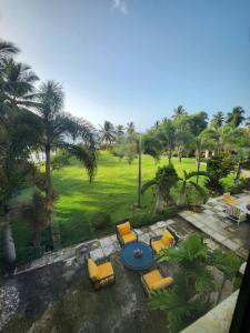 Villa Tesoros del Mar - Luxury Beachfront Villa with Natural Pool, Jacuzzi, Mountain Views, Yoga, BBQ, Wi-Fi, Pet & Family Friendly, Barahona Adventures