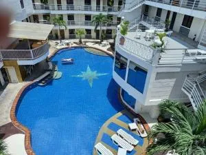 KANDI B12, Poolside, Free Netflix, 250 MBPS, 55" Smart TV, Deluxe King Bed, Fully Equipped Kitchen, Electric is Xtra - Malabañas