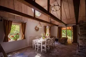 Jagodowy Zakątek, całoroczny dom na wyłączność w lesie, balia, cisza, kominek, weranda, stawy - Kodeń