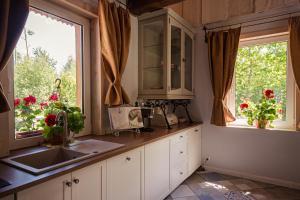 Jagodowy Zakątek, całoroczny dom na wyłączność w lesie, balia, cisza, kominek, weranda, stawy