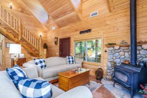Bass Lake Log Home - Dog Friendly