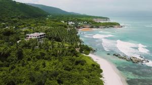 Villa Tesoros del Mar - Luxury Beachfront Villa with Natural Pool, Jacuzzi, Mountain Views, Yoga, BBQ, Wi-Fi, Pet & Family Friendly, Barahona Adventures