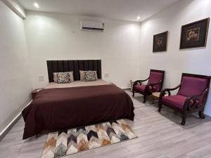 Divine Stay-3BHK,AC,WiFi,Kitchen