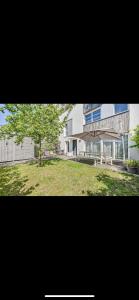 Calme et vert à 10 min de Paris, dans une résidence familiale et surveillée, 6 personnes avec sa place de parking et son jardinet Pas de fêtes