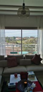 Grand appartement vue golf a 2 min de la plage Bouznika