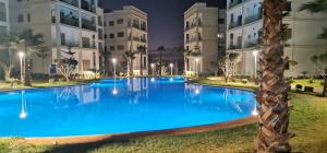 Grand appartement vue golf a 2 min de la plage Bouznika