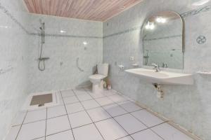 Maison plain pied mitoyenne avec piscine partagée et terrain arboré