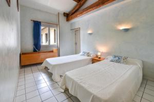 Maison plain pied mitoyenne avec piscine partagée et terrain arboré