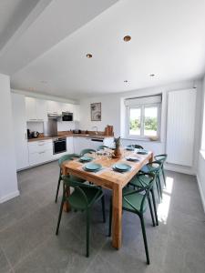 Maison familiale - 10pers - 3 étoiles - lumineuse et cosy - draps et serviettes inclus - parking - La Torche 9 min