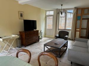 Appartements Maison de ville proche du port au coeur du Carre des Arts de Honfleur : photos des chambres