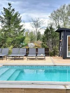 Stuga på landet med egen pool och bastu - Ösmo