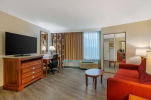 King Suite with Whirlpool - Non-Smoking room in DoubleTree by Hilton Jefferson City