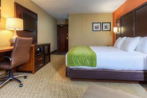 King Room - Non-Smoking room in Comfort Inn & Suites Evansville Airport