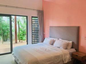 Villa paisible avec piscine et jardin tropical