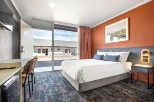 Nightcap at Horse & Jockey Hotel Warwick - Leslie