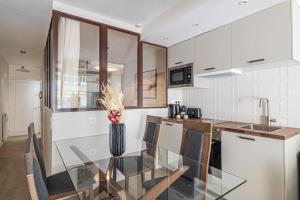 Sunny getaway with balcony and A-C in Antibes