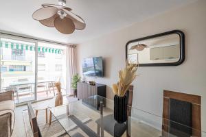 Sunny getaway with balcony and A-C in Antibes