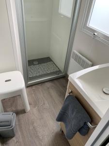 Campings MH T003 3 chambres 38m2 annee juin 2021 Clim TV lave vaisselle dans camping 4 etoiles : photos des chambres