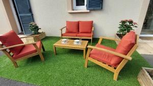 Maisons de vacances Le So Art, grande maison 4 chambres, terrain de petanque, grand jardin clos, flipper, babyfoot, jeux Arcade, ping pong,1 km mer, proche golf, Port en Bessin, Bayeux et plages du debarquement, adaptee enfants : photos des chambres