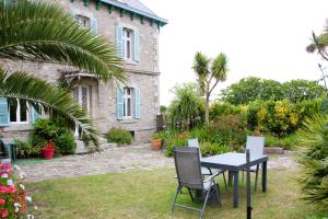 Appartements La Maison du Port, vue mer, jardin et parking : photos des chambres