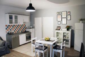 Cosy Apartment with Terrace for 2 Guests and Pets in the Center of Vodice