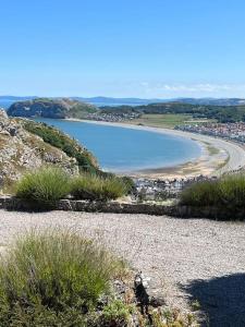 Orme Villa, Hot Tub, Llandudno, Stunning Views , sleeps 12