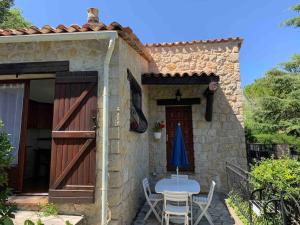 Maisons de vacances Maison en pierre de taille avec jardin et vue montagnes : photos des chambres