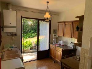 Maison en pierre de taille avec jardin et vue montagnes