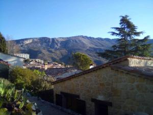 Maison en pierre de taille avec jardin et vue montagnes