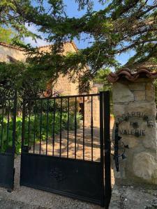 Maison en pierre de taille avec jardin et vue montagnes