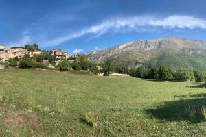 Maisons de vacances Maison en pierre de taille avec jardin et vue montagnes : photos des chambres