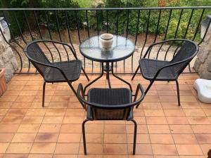 Maison en pierre de taille avec jardin et vue montagnes